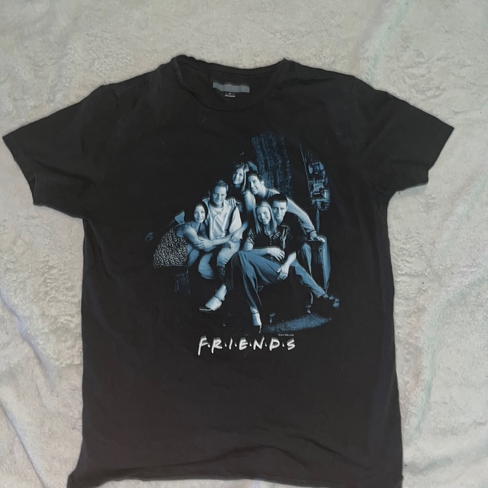 friends shirt size small